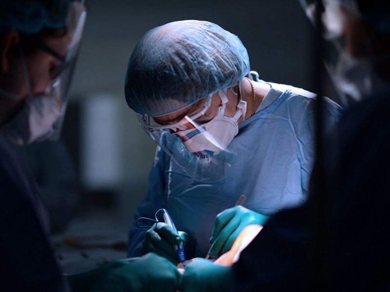 «Хорошие руки», самообладание, чувство сострадания и милосердия»: о своей профессии рассказывают хирурги-онкологи НМИЦ